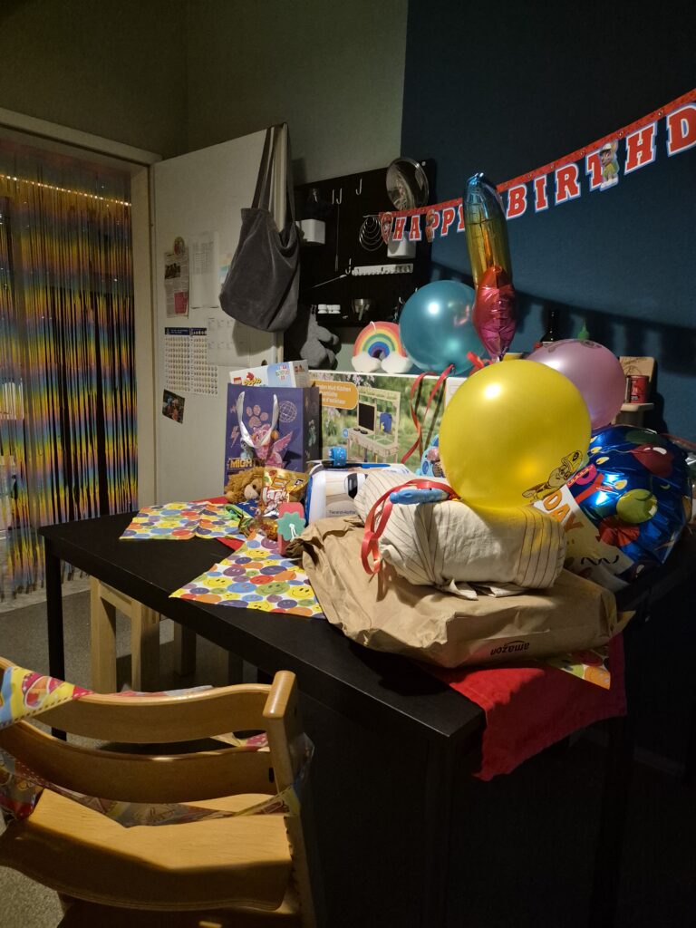 Foto eines Vorabend-Geschenkeberges