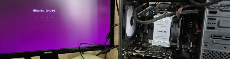 Offener PC mit wirrem Kabelsalat, Ubuntu-Installations-Screen auf dem Monitor daneben.